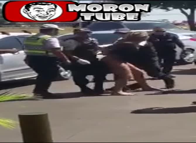Video :This bikini-clad girl has no intention of letting the police take her away!